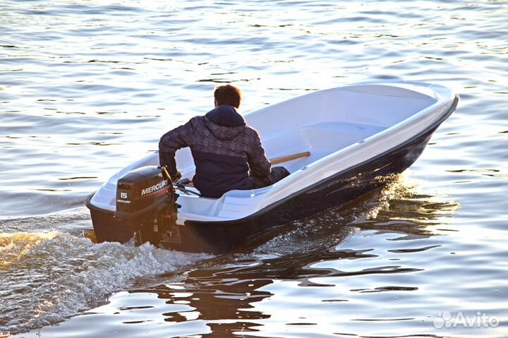 Моторная лодка Пингвин с тримаранными обводами