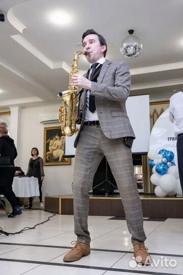 Саксофонист на 8 марта
