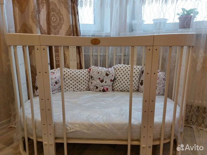 Детская кроватка с маятником белая