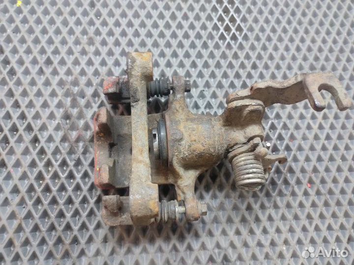 Суппорт тормозной задний правый Nissan Maxima A32