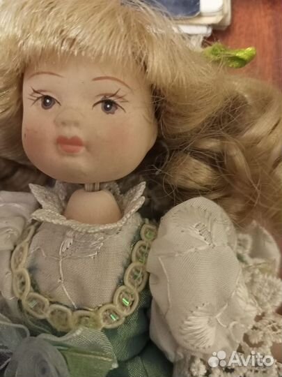 Кукла фарфоровая