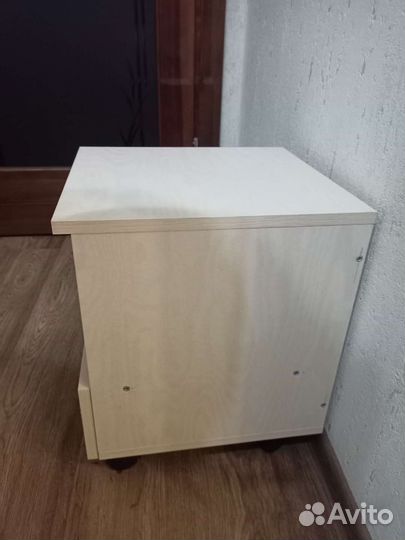 Тумба прикроватная на колёсиках с ящиком