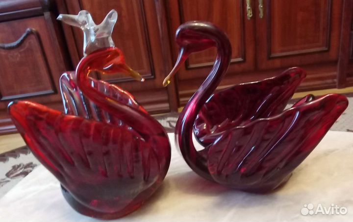 Лебеди из красного стекла