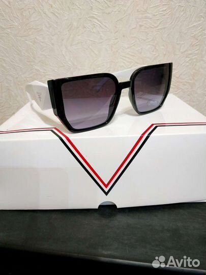 Солнцезащитные очки Prada