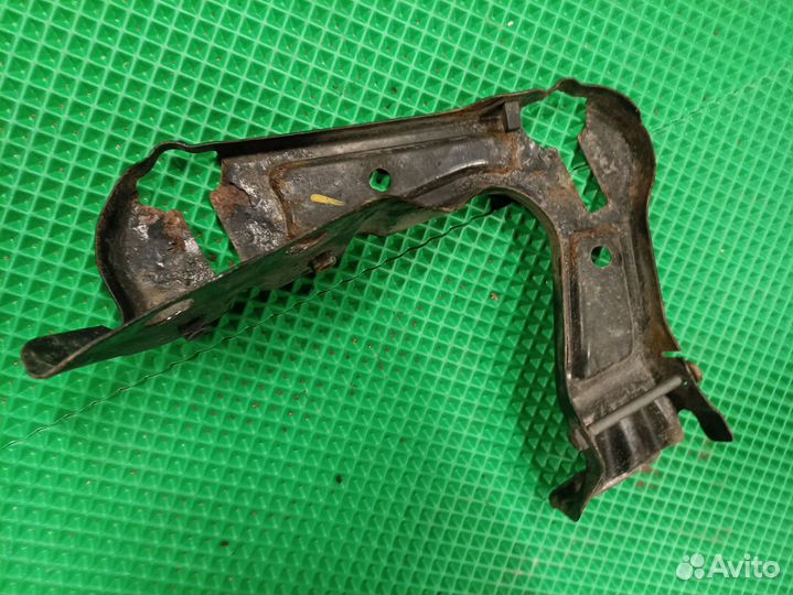 Кронштейн левой фары Skoda Octavia A5