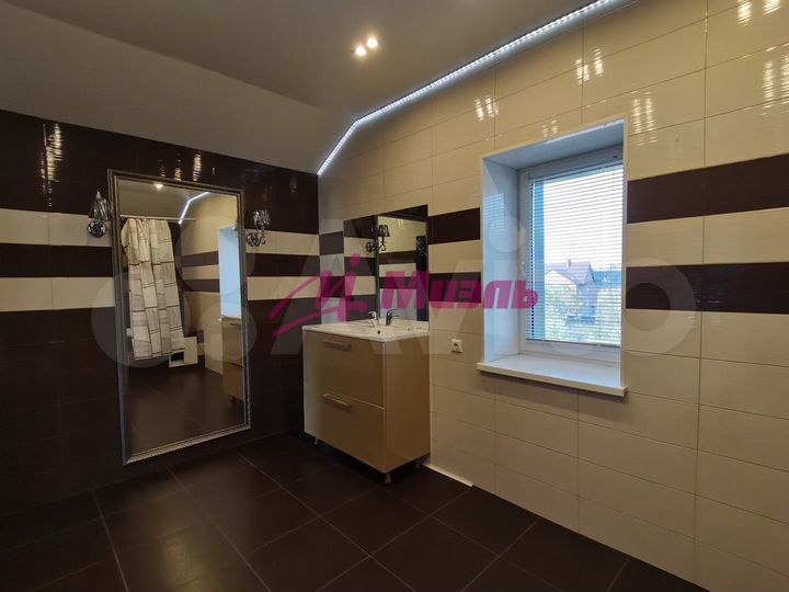 Коттедж 300 м² на участке 15 сот.