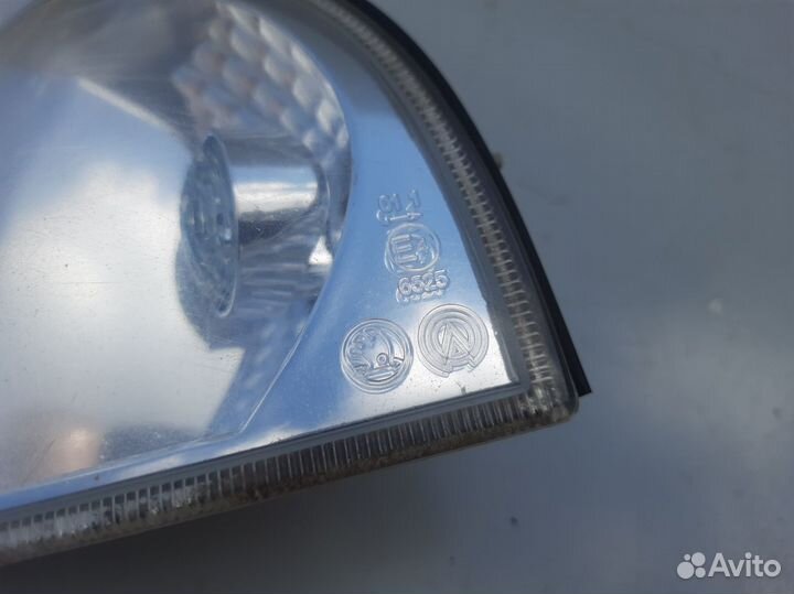 Поворотник левый Skoda Octavia A4 Tour