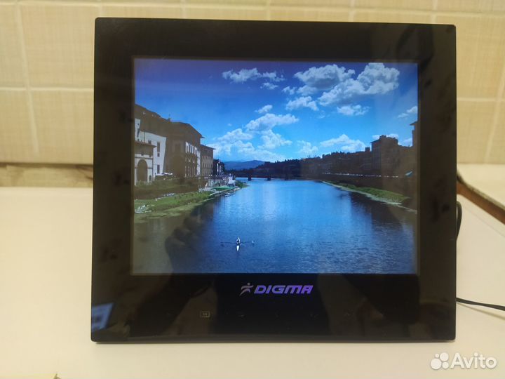 Цифровая фоторамка Digma PF-801 с пультом