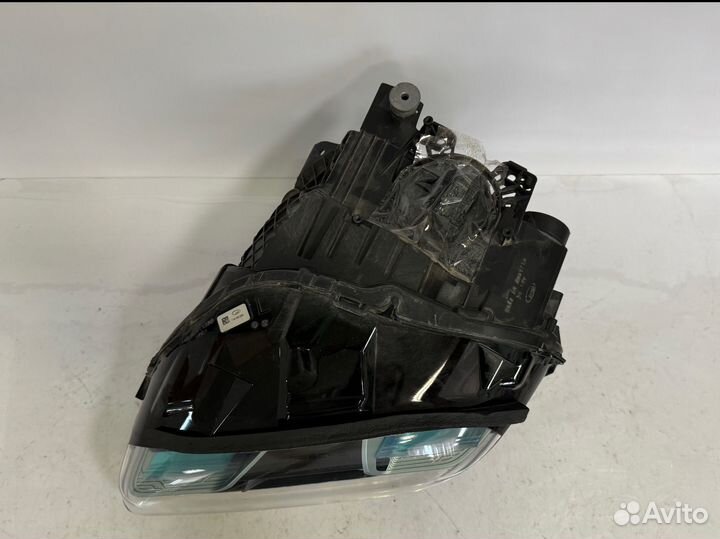 Левая фара без блоков на Porsche Taycan matrix