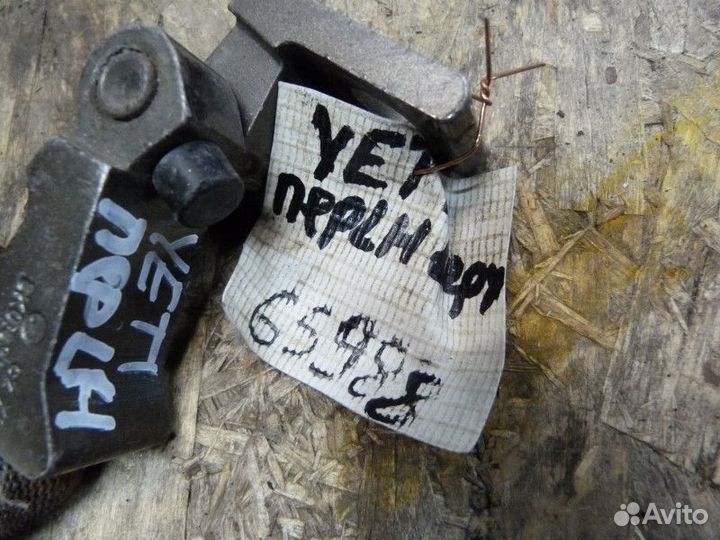 Петля двери передней левой верхняя Skoda Yeti 2009