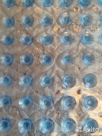 Противоскользящий коврик в ванну