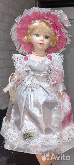 Кукла фарфоровая