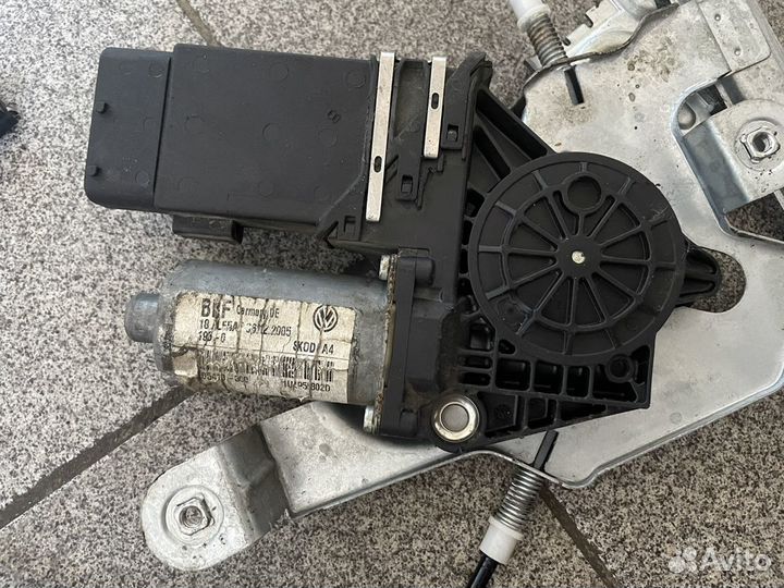 Стеклоподъемник передний правый/левый Octavia A4