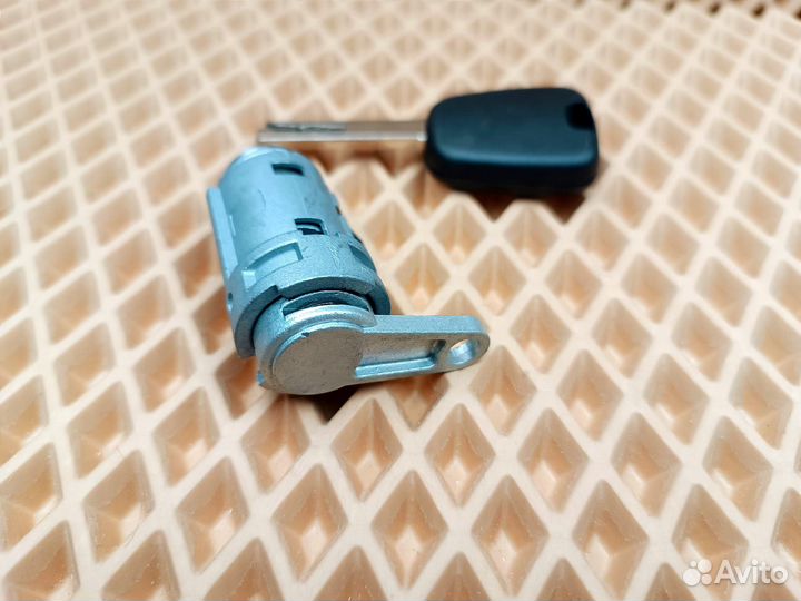 Личинка замка водительской двери Peugeot 307