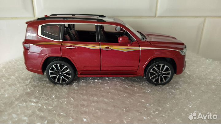 Коллекционная машинка Toyota Land Cruiser 300 1:24