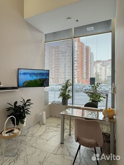 Мастер маникюра и педикюра в салоне Бизнес класса