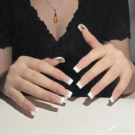 Модель на маникюр