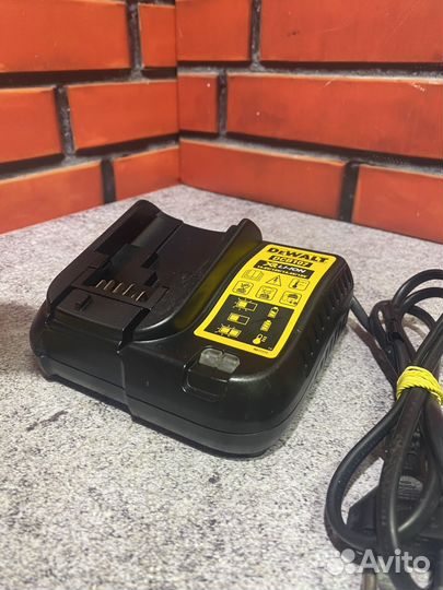 Шуруповерт Dewalt DCD709S2T 18V