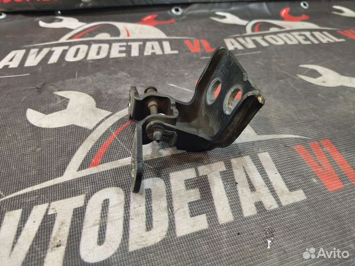 Петля задней правой двери верхняя Renault Sandero