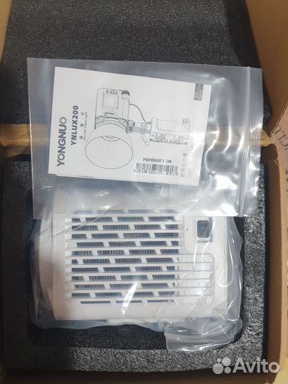 Видеосвет yongnuo ynlux 200 с ручкой и NP F 970