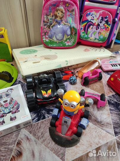 Огромная коробка игрушка и одежды