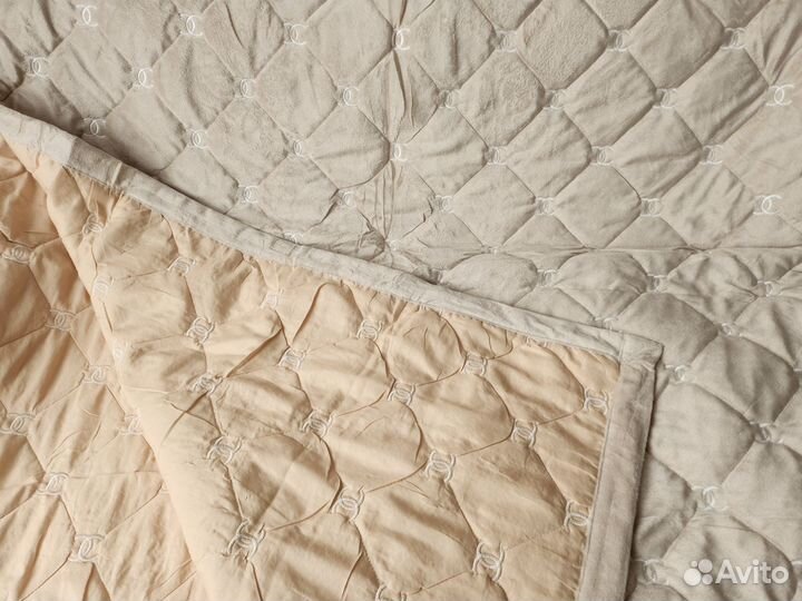 Пледы и покрывало новые