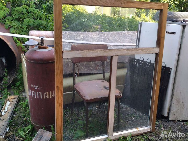 Окно из дерева со стеклами