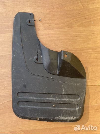 Передние брозговики Toyota Hilux. Оригинал L и P