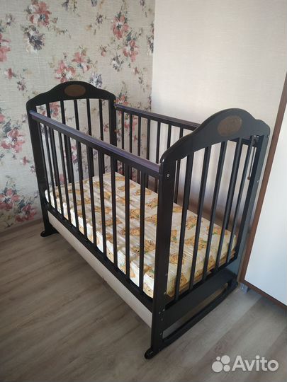 Детская кроватка с матрасом