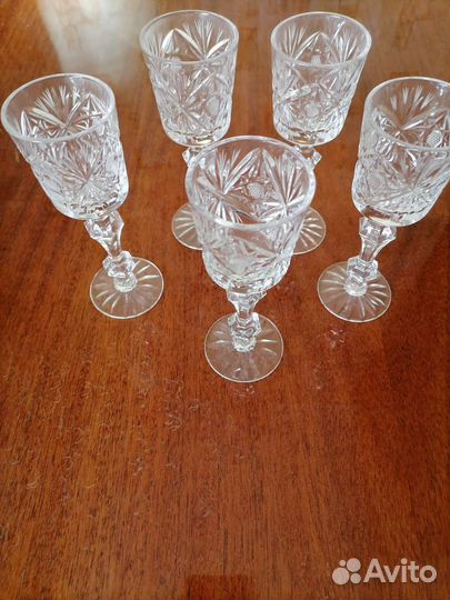 Хрустальные рюмки на ножке