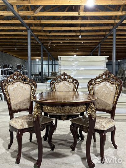 Стол и стулья