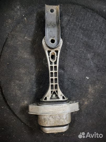 Задняя опора подушка двс АКПП volkswagen bora 1.6