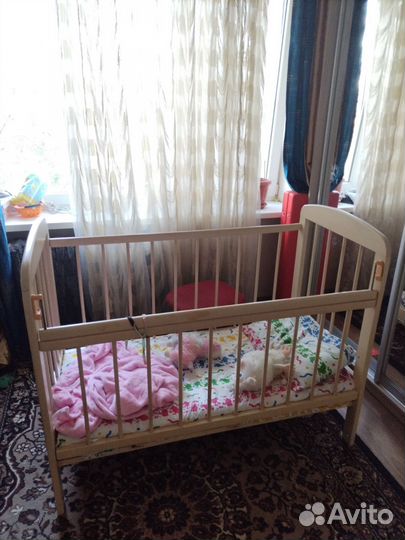 Детская кроватка с маятником