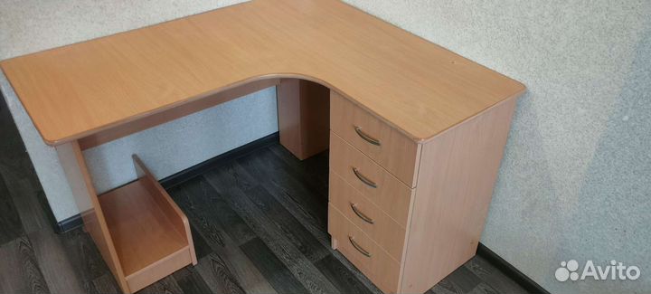 Угловой письменный стол