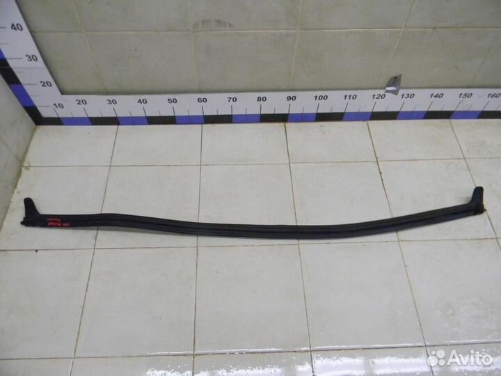 Уплотнитель капота Duster 2012