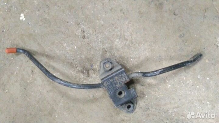 Крюк капота Skoda Octavia