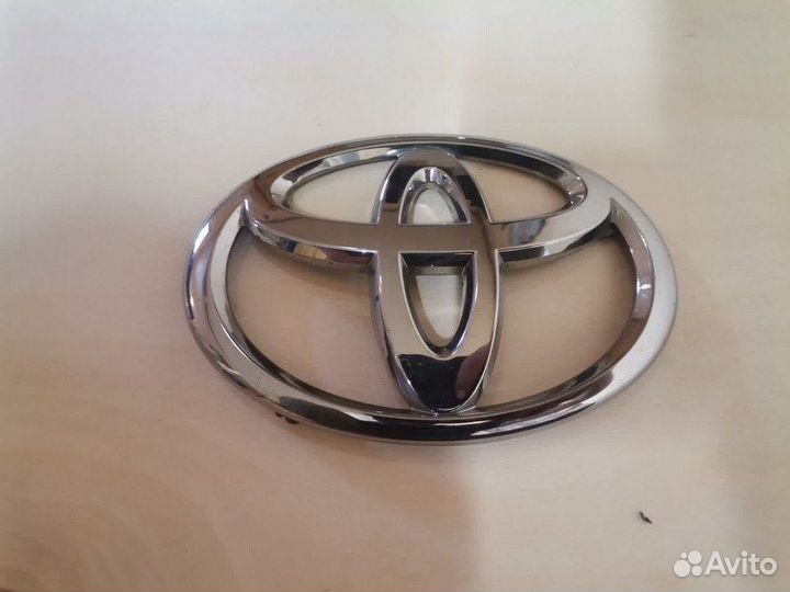 Эмблема задняя Toyota Land Cruiser URJ202 1UR-FE