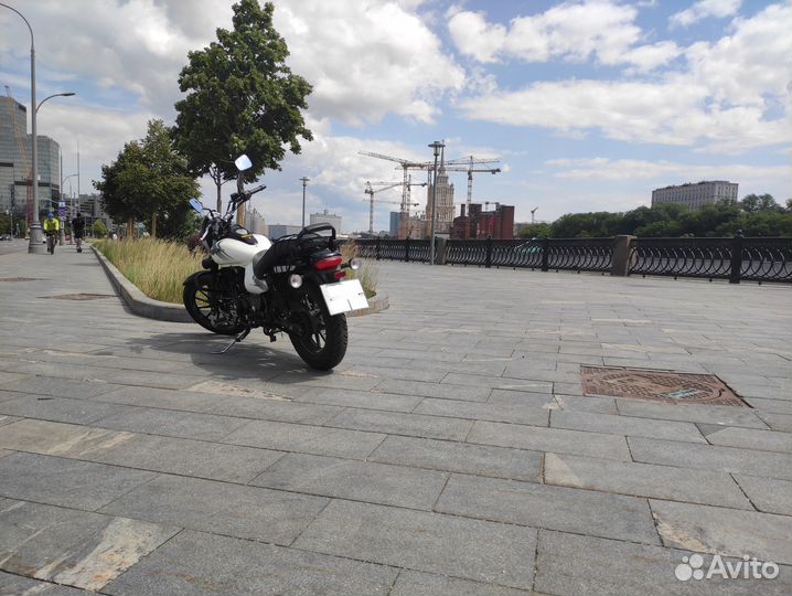 Bajaj Avenger 220 Street