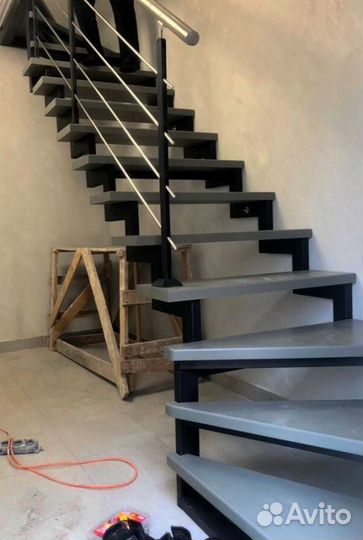 Лестница на металлокаркасе закрытого типа