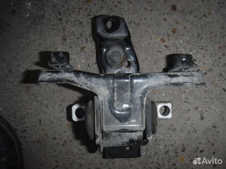 Опора двигателя левая Skoda Rapid cwvb 2015