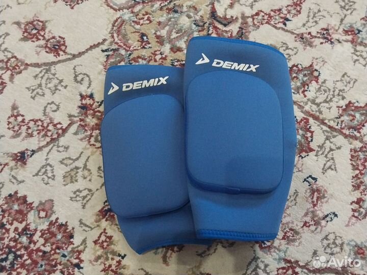 Волейбольные наколенники Demix