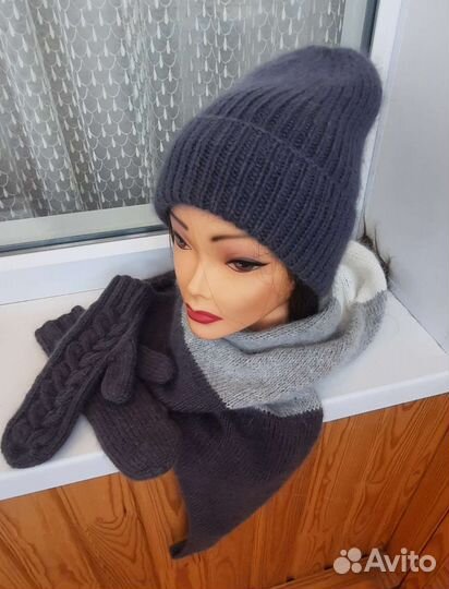 Вязаный комплект шапка варежки платок