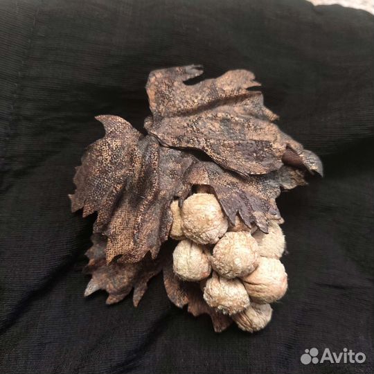 Кожаная брошь Виноградная гроздь Бохо