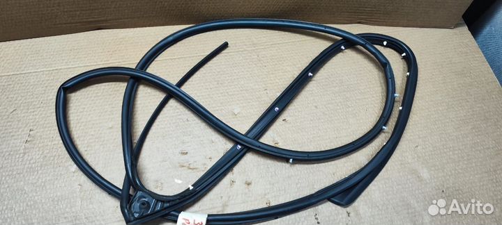 Уплотнитель задней правой двери Pajero Sport 3