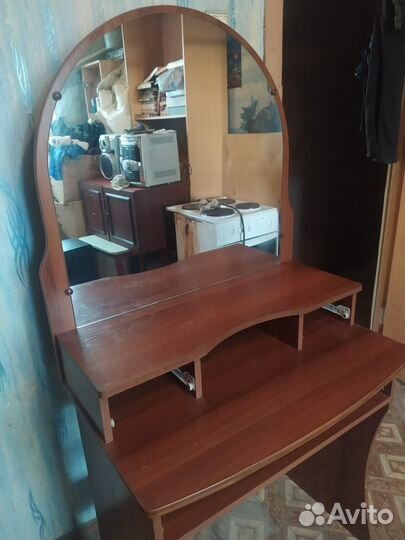 Косметический столик с зеркалом