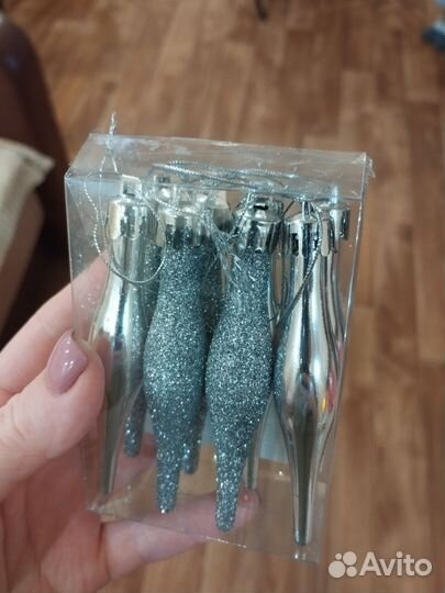 Елочные игрушки и гирлянды