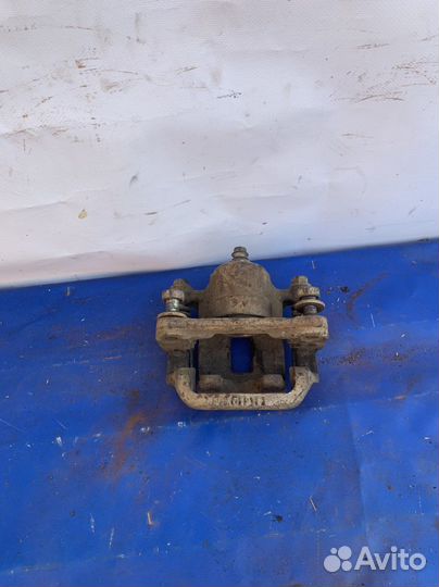 Суппорт задний правый nissan presage tnu31