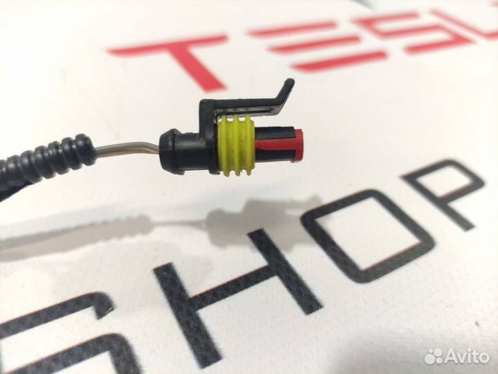 Фишка (разъем) электропроводка подкапотная Tesla