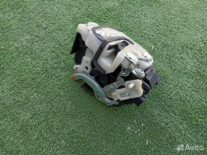 Замок двери задний правый Mitsubishi Lancer 9