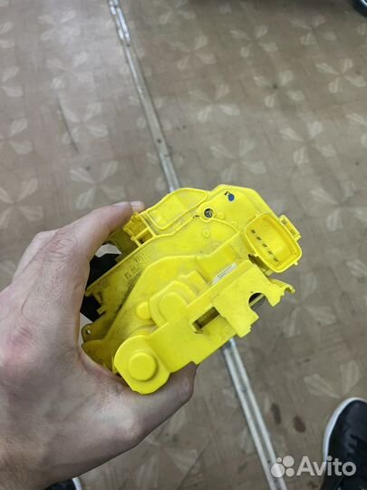 Замок двери задней правой Alfa Romeo Stelvio 949